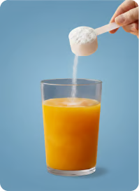 Pulver wird in Saft eingerührt