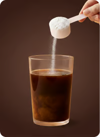 Pulver wird in Kaffee eingerührt
