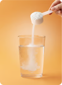 Pulver wird in ein Glas Wasser eingerührt