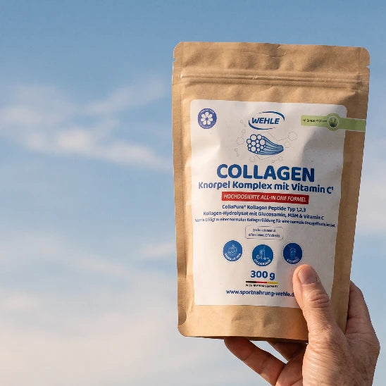 Eine Hand hält den Knorpel-Komplex-Beutel vor blauem Himmel
